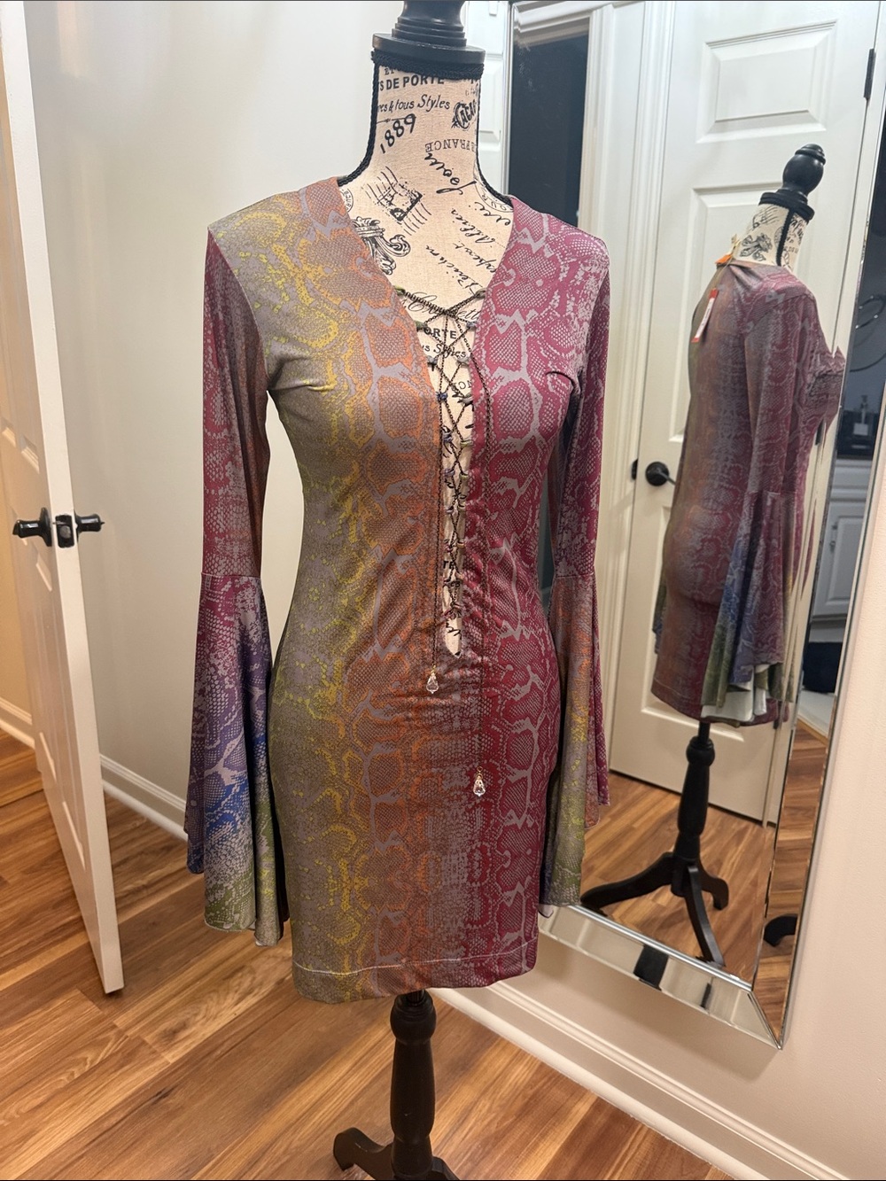 Multicolor Lace-Up V-Neck Long Sleeve Bodycon Dress